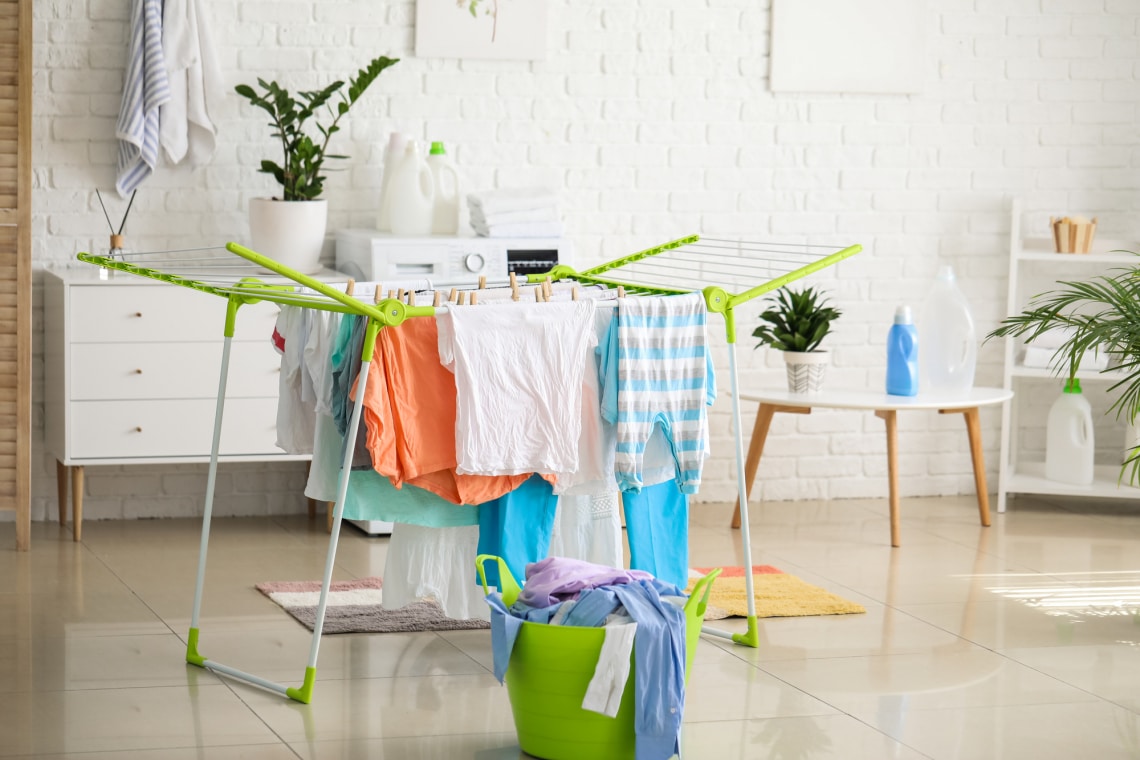A lakásban száradó mosott ruhák párásítják a levegőt